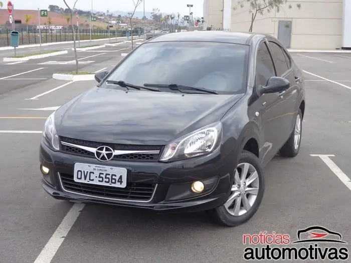 jac j3s turin preto 2015 7 700x525 E na hora de vender um carro chinês? Vou perder muito dinheiro? Nós verificamos isso na prática