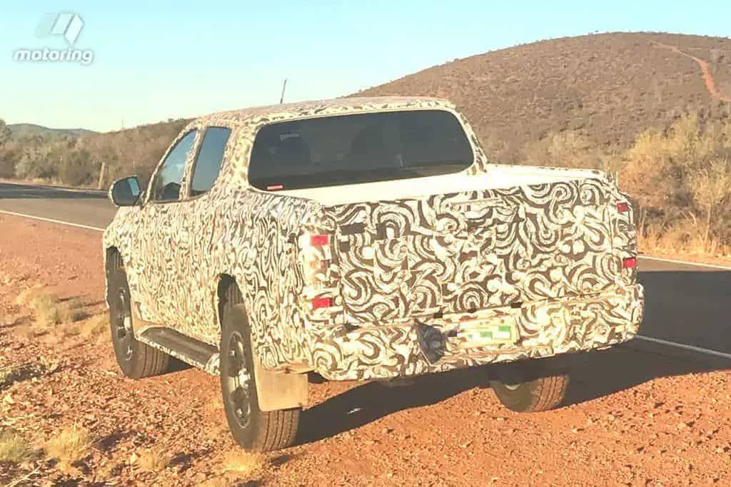 Mitsubishi L200 Triton Sport é flagrada com estilo do Outlander  